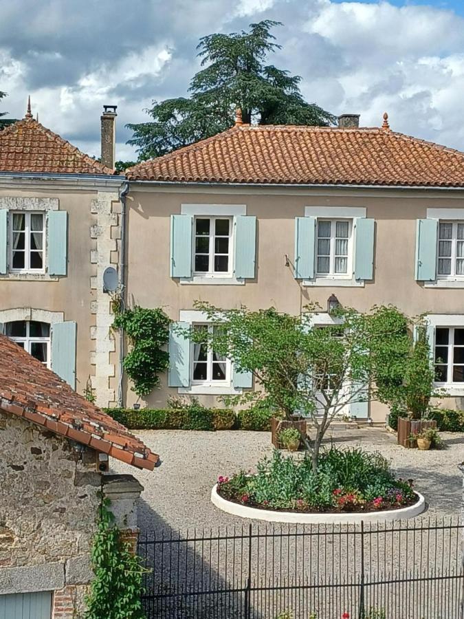 La Grange Terrou Guest House Saint-Germain-de-Confolens Екстериор снимка