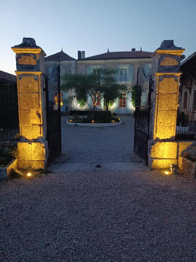 La Grange Terrou Guest House Saint-Germain-de-Confolens Екстериор снимка