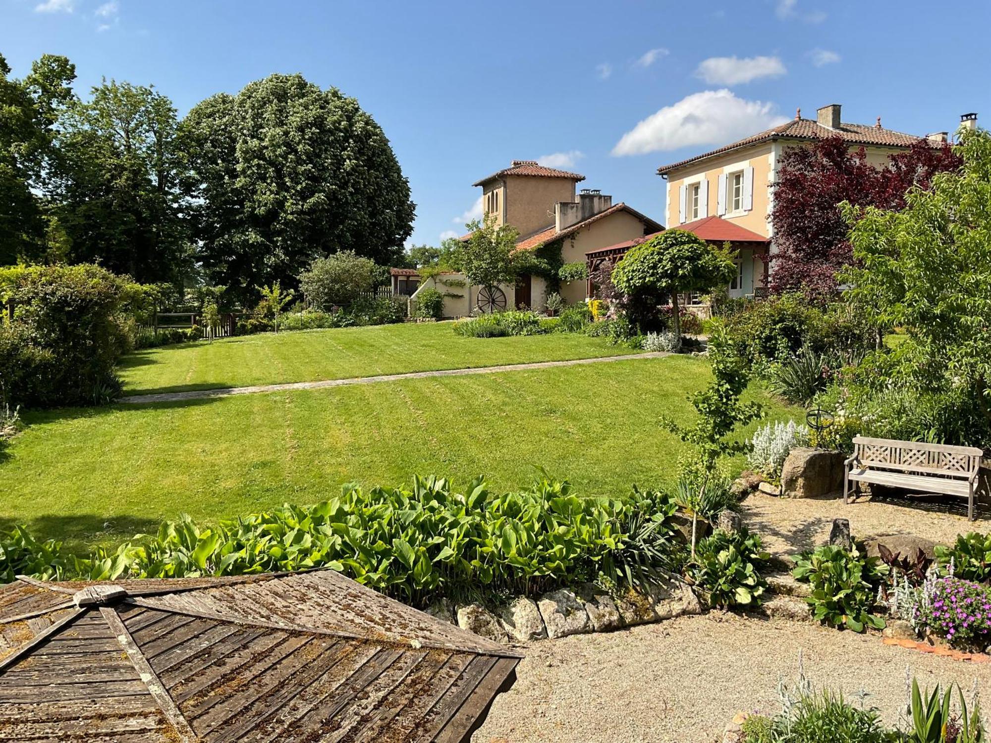 La Grange Terrou Guest House Saint-Germain-de-Confolens Екстериор снимка