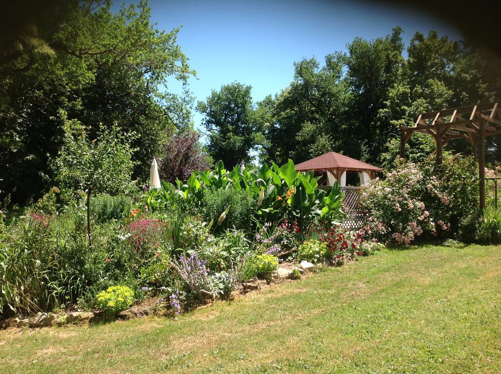 La Grange Terrou Guest House Saint-Germain-de-Confolens Екстериор снимка