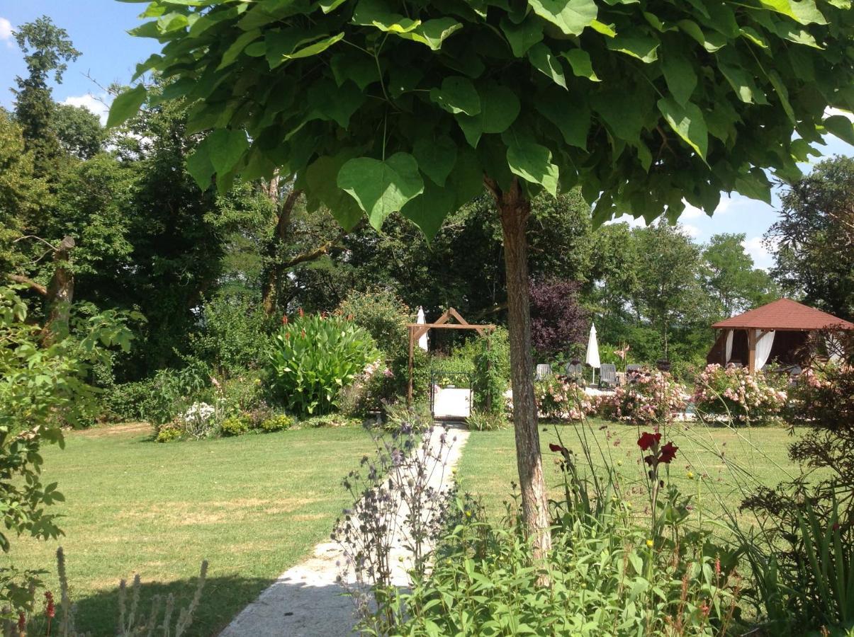 La Grange Terrou Guest House Saint-Germain-de-Confolens Екстериор снимка